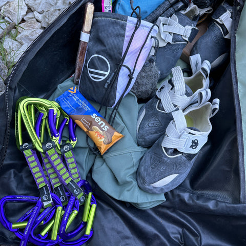 Proteinriegel in dunkler Schokolade Karamell Erdnussbutter